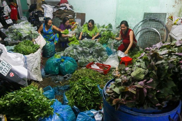 Các loại rau sống ăn kèm cá nướng như quế vị, dấp cá, tía tô, cần nước, húng... cũng được chuẩn bị trong đêm, đặt sẵn vào hàng trăm chiếc túi. Mỗi tiệm đều nhập từ vài trăm đến hơn tấn rau trong ngày vía Thần tài.