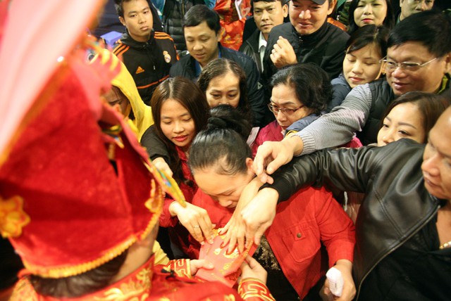 Ngay sau đó, tiệm vàng Phú Quý đã phát lì xì may mắn cho những khách hàng mua sắm đầu tiên trong ngày Thần Tài, hàng trăm người ngay sau đó đã nhanh chóng chen chân để nhận.