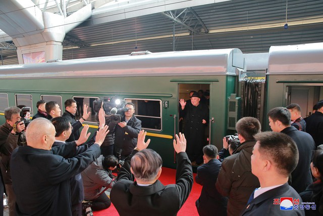 Ông Kim Jong Un trên tàu tại Bắc Kinh, Trung Quốc, ngày 10/1. Ảnh: KCNA/Reuters.Hai đoàn tàu hộ tống