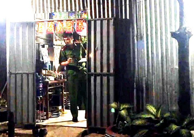 Cảnh sát khám nghiệm hiện trường điều tra vụ việc. Ảnh: Tuấn Kiệt.