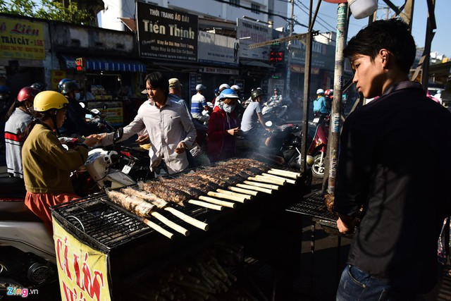 
Theo ghi nhận của phóng viên Zing.vn, ngay từ sớm ngày 14/2, đường Tân Kỳ Tân Quý đã nhộn nhịp người mua bán cá lóc nướng dịp vía Thần Tài.
