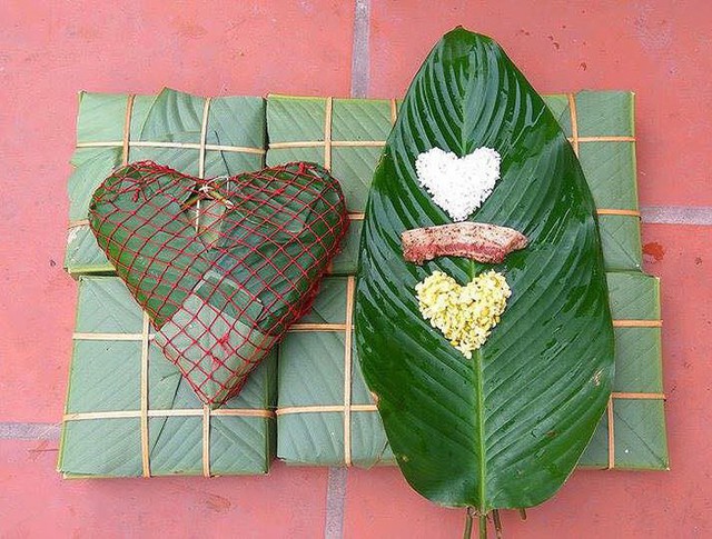 Valentine là dịp các cặp đôi bày tỏ tình yêu với một nửa của mình bằng một món quà. Thông thường theo tục lệ, vào dịp này các chàng trai thường sẽ tặng cô gái họ cảm mến những món quà như hoa hồng, chocolate. Song nhiều cặp đôi hài hước lại thích trêu người yêu bằng những món quà độc lạ và thiết thực hơn như… bánh chưng (nguồn: Tuổi trẻ)