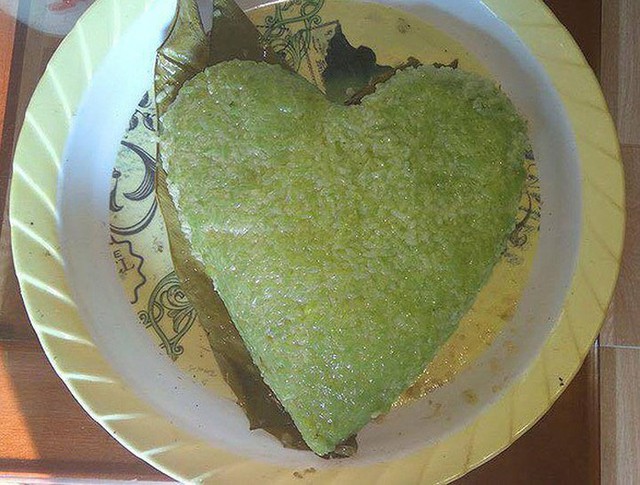 Bức ảnh quà Valentine là chiếc bánh chưng hình trái tim được chia sẻ rầm rộ trên mạng xã hội được nhiều bạn trẻ hào hứng bắt chước.