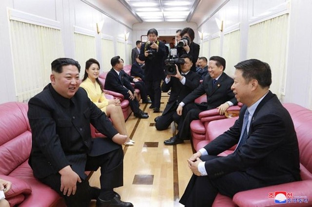 Ông Kim Jong Un cùng phu nhân Ri Sol Ju trên một toa tàu hồi tháng 3/2018.