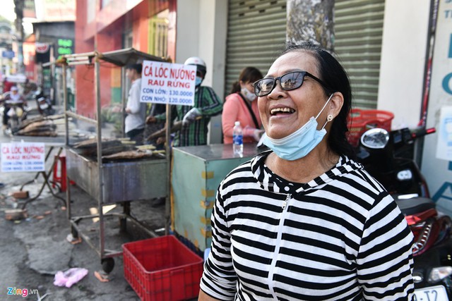 
Cô Thu (60 tuổi), một chủ cửa hàng chia sẻ: “Cô từ miền Tây lên, năm nay là năm đầu tiên cô bán cá lóc, cô chỉ nhập 200 con, thấy bán được lắm, năm sau cô sẽ nhập lên 2000 con”

