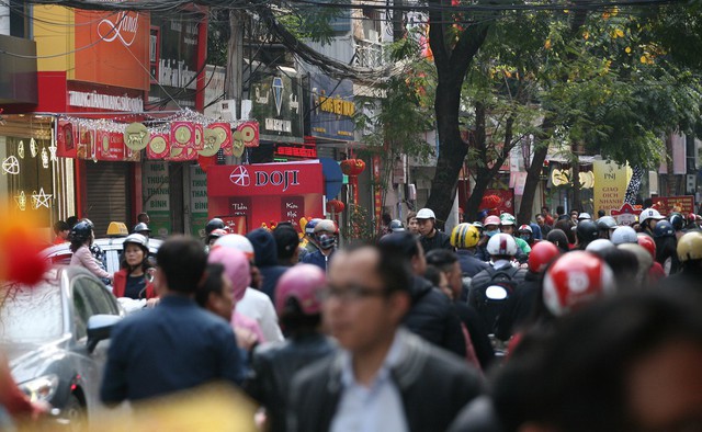 Cảnh tượng đông đúc lúc hơn 8h sáng tại phố vàng Trần Nhân Tông.
