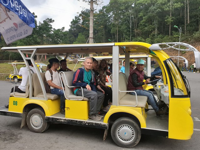 Xe điện phục vụ miễn phí cho du khách từ bãi xe vào cổng chùa Yên tử