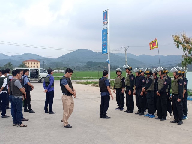 
Hàng trăm chiến sỹ cảnh sát được huy động để khống chể nhóm đối tượng nghi vận chuyển ma túy. Ảnh: Hồ Thắng.
