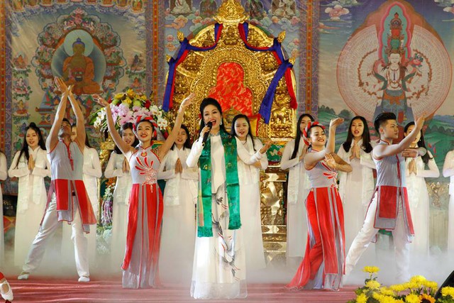 
Ca sĩ Phương Nga biểu diễn Tây Thiên ca rất thành công.
