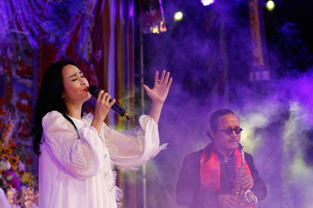 
Diva Thanh và nghệ sĩ Saxophone Trần Mạnh Tuấn biểu diễn Tây Thiên ca.
