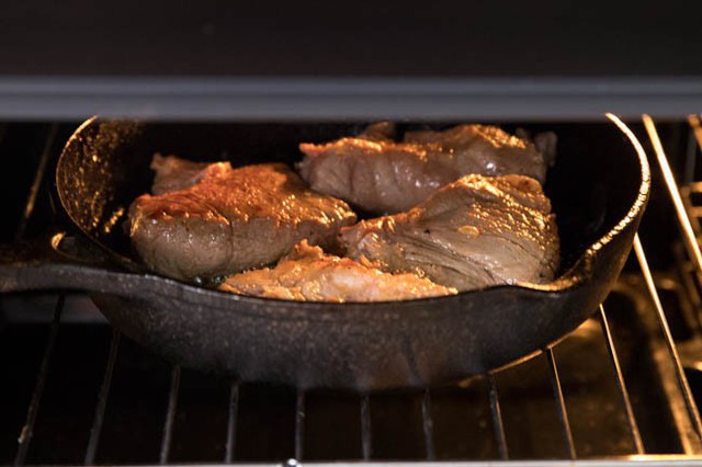 Nướng thịt xong lấy ra khỏi lò nước, rưới nước cốt chanh lên khắp mặt thịt.