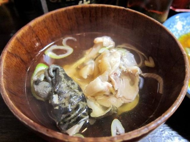 
Phần da và nội tạng của con ếch sẽ được ninh nhỏ lửa để tạo thành món súp cho khách hàng ăn tráng miệng sau khi đã ăn món sashimi.
