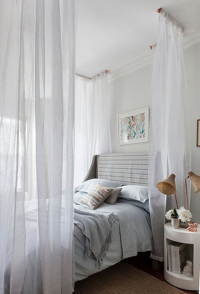 
Với những người thích mang cảm giác lãng mạn hay thậm chí là trang trọng cho không gian phòng ngủ, thì màn trướng sẽ là ý tưởng tuyệt vời để thực hiện. Với một vài đường ống bằng đồng, và vải voan xếp nếp, bạn đã có một chiếc giường theo phong cách màn trướng tuyệt vời.
