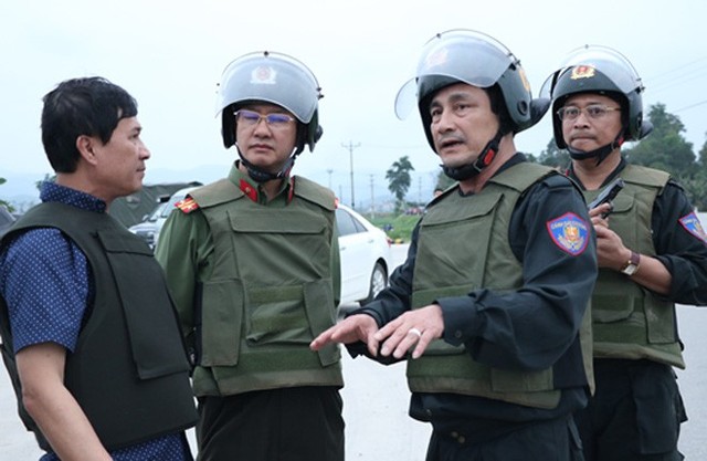 
Lãnh đạo công an tỉnh Hà Tĩnh trực tiếp chỉ đạo tại hiện trường.
