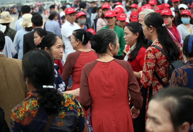 
Trong khi đó, khu vực nhà chờ xe điện có hàng nghìn người loay hoay không biết di chuyển bằng cách nào lên chùa do lượng xe điện ít phục vụ không xuể.
