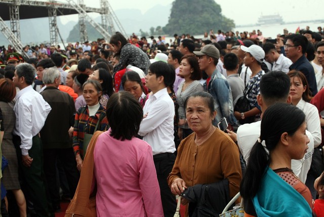 Tại sân khấu chính diễn ra lễ khai hội đông kín du khách đến tham dự.