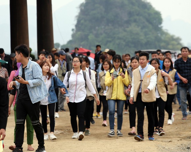 Nam thanh nữ tú từ khắp nơi đổ về ngôi chùa để cầu may mắn những ngày đầu năm mới.