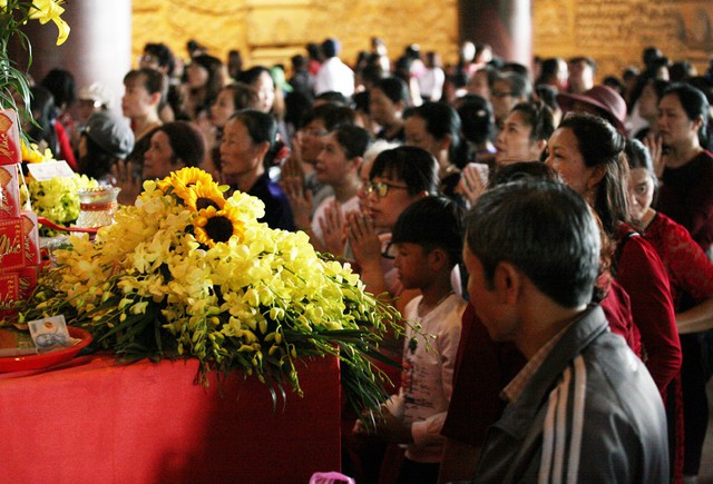 
Bên trong chùa, nơi đặt tượng Phật người dân khấn vái cầu may mắn.
