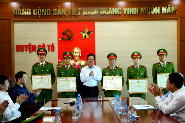 
Huyện Cô Tô tặng giấy khen và khen thưởng cho tập thể Công an huyện cùng 6 cá nhân có thành tích trong việc phá nhanh vụ việc. Ảnh: Thu Báu

