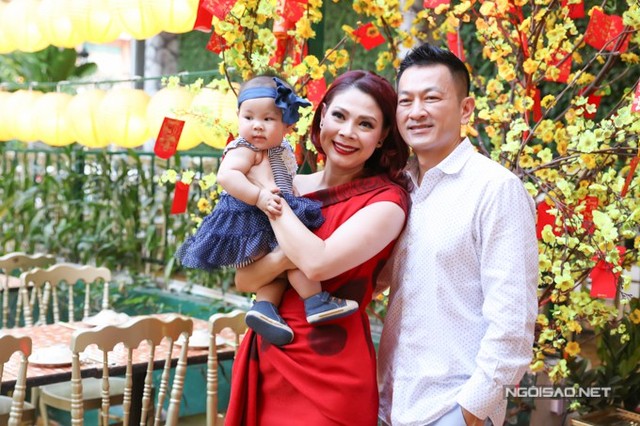 Thanh Thảo vừa đón cái Tết tràn ngập hạnh phúc bên chồng Việt kiều và con gái hơn 6 tháng tuổi. Tối 15/2 cô mở tiệc tân niên tại TP HCM, công bố dự án liveshow kỷ niệm 25 năm ca hát sắp diễn ra ở Mỹ.