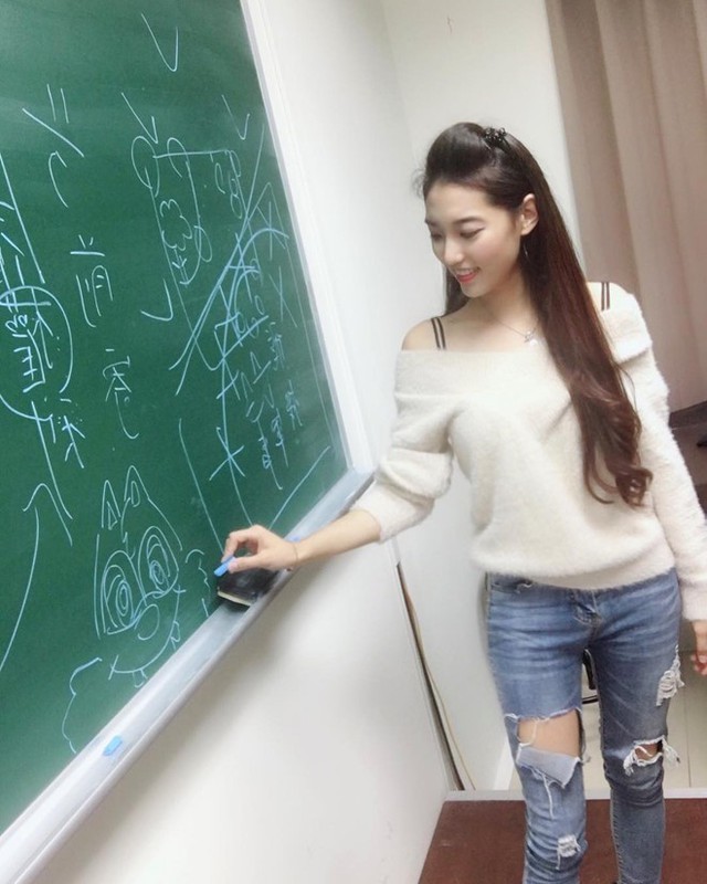 Bức ảnh được chụp khi Jhia-wen đang dạy môn Luật Sở hữu trí tuệ tại ĐH Khoa học và Công nghệ Chien Hsin. Gương mặt khả ái cùng thân hình cao ráo khiến nữ giảng viên thu hút sự chú ý trên mạng xã hội Trung Quốc.