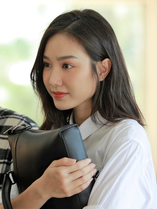 Trước khi tham gia Hoa hậu Việt Nam, Hồng Tuyết đã là gương mặt người mẫu lookbook khá quen thuộc. Sau cuộc thi, cô cũng sớm có cơ hội diễn xuất trong web-drama Có phải người dưng, với nghệ danh Tuyết Nguyễn. Trong phim, Top 5 hoa hậu vào vai một cô giáo trẻ xinh đẹp.