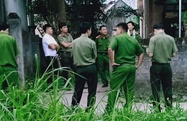 
Lực lượng chức năng khám xét nhà đối tượng Đào Viết Sơn.
