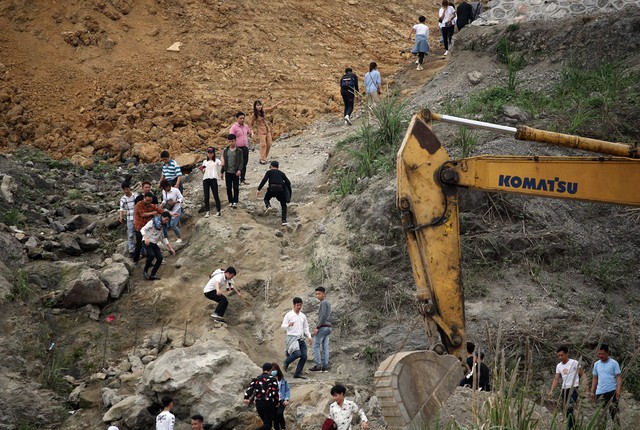 Có nhiều hướng để du khách di chuyển lên chùa nhưng không ít người đã lựa chọn lối đường mòn khá hiểm trở.