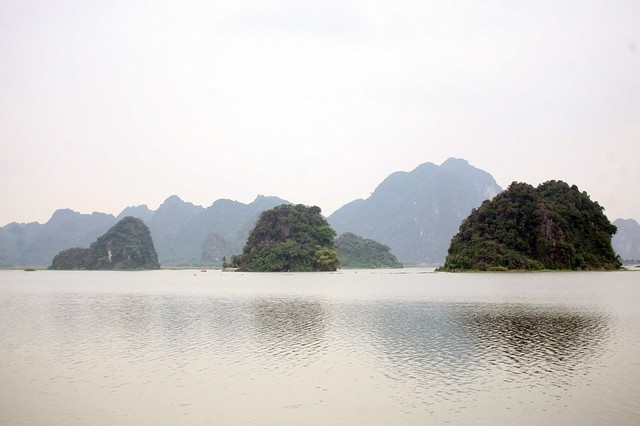 Những quả núi nằm giữa lòng hồ rộng lớn là nét đặc trưng của cảnh quan ngôi chùa này.