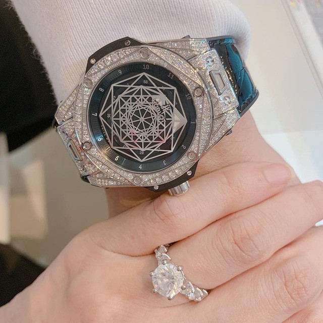 Chiếc đồng hồ mà Hari Won tặng cho chồng và chiếc nhẫn kim cương cô được Trấn Thành tặng trước đây.