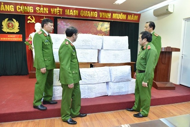 
Thiếu tướng Phạm Văn Các kiểm tra số ma túy.
