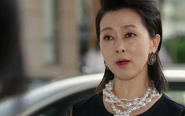 Về làm dâu chưa được bao lâu, tôi nhận ra mẹ chồng mình rất lười, bà suốt ngày chỉ dán mắt vào tivi xem mấy bộ phim nước ngoài vô bổ hoặc đi múa hát với mấy bà trong tổ dân phố, cứ ai gọi là mẹ chồng tôi lại tót đi luôn lập tức, bất kể là chồng con có cơm ăn hay chưa - Ảnh minh họa.