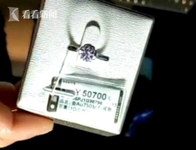 Chiếc nhẫn kim cương 7.500 USD mà người mẹ muốn con tiết kiệm tiền để mua. Ảnh: Weibo.