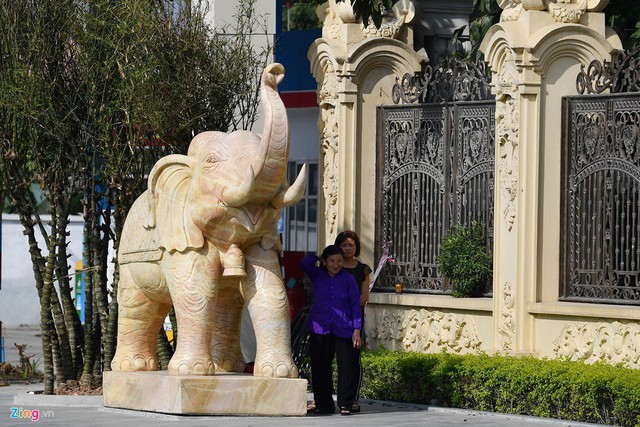 
Ngoài cổng là hai con voi đá ở hai bên đứng chầu thể hiện sự uy vũ, quyền lực.
