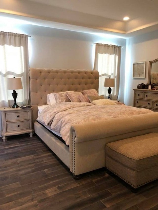 Phòng ngủ của hai vợ chồng cũng được thiết kế tỉ mỉ với sàn gỗ và phông nền màu trắng.