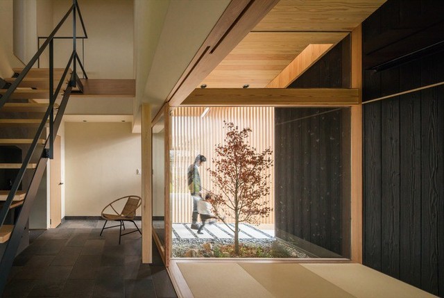Theo Archdaily, ngôi nhà nằm ở Koka, một thành phố thuộc tỉnh Shiga, Nhật Bản do ALTS Design Office thiết kế và hoàn thành vào năm 2019. Nhà xây hai tầng, tổng diện tích sàn 139,52 m2.
