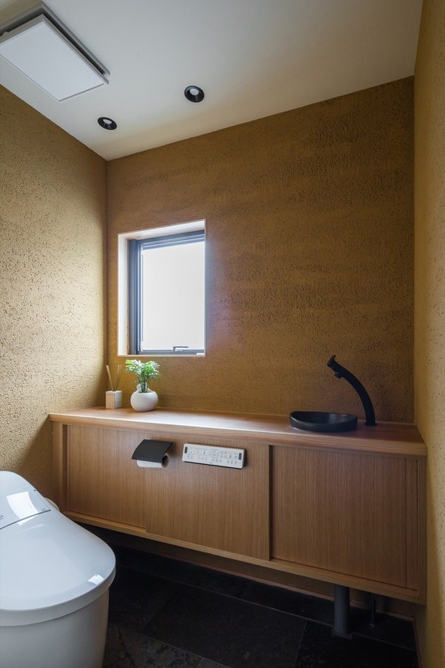 Nhà vệ sinh được xây tách biệt với nhà tắm theo đúng phong cách kiến trúc nhà ở Nhật Bản.