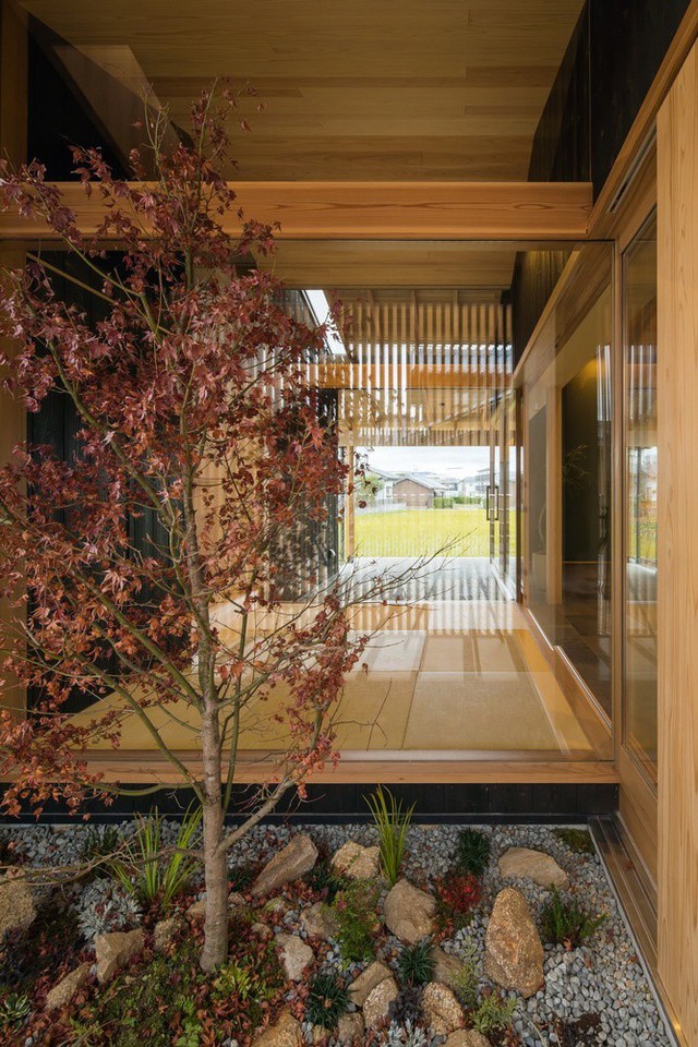Ở sân hiên nhà có một một khu vườn nhỏ mang phong cách Nhật Bản với nhiều đá sỏi lát nền. Khu vườn được ngăn cách với nhà bằng những bức tường kính khiến cảnh trí bên trong và ngoài có cảm giác như hòa vào một.