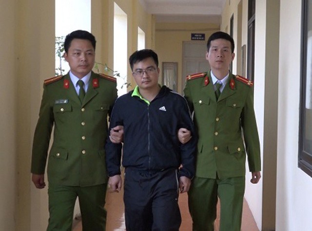 
Sau 21 ngày lẩn trốn, đối tượng Huy cùng vợ bị lực lượng chức năng bắt giữ tại tỉnh Quảng Ninh. Ảnh: Công an Hải Dương
