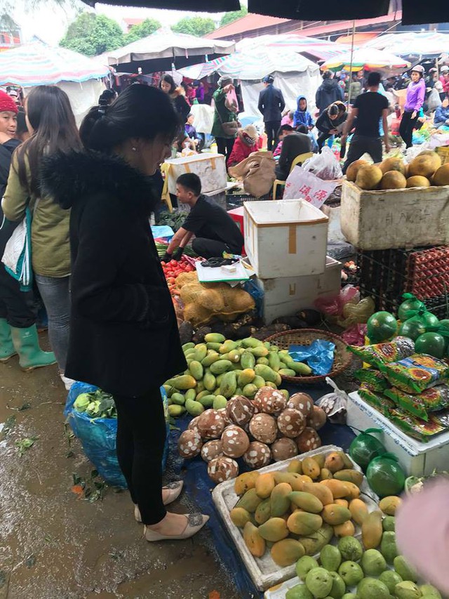 
Nhiều bạn trẻ háo hức đi chợ phiên Co Sầu để sắm những món đồ ưng ý cho gia đình dịp tết. Ảnh: N.Đạt

