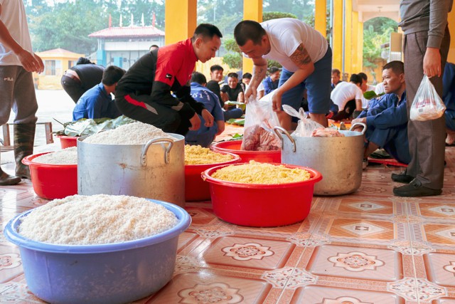 
Sáng ngày 28 âm lịch, các học viên đi lấy nguyên liệu về để chuẩn bị gói bánh chưng.
