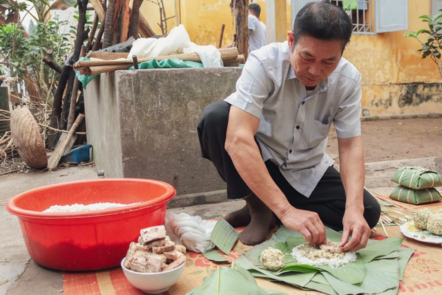 
Ông Bùi Đình Năm, đội trưởng đội 1 tại cơ sở cũng bắt tay vào gói những chiếc bánh chưng.
