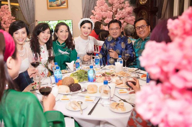 
26 Tết, hơn 100 khách mời gồm người thân và bạn bè tới dự tiệc tất niên trong biệt thự trắng của Hoa hậu Đền Hùng Giáng My.
