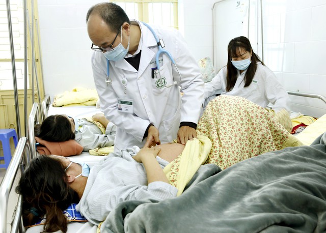 
Khám cho thai phụ mắc sởi tại khoa Truyền nhiễm, Bệnh viện Bạch Mai.
