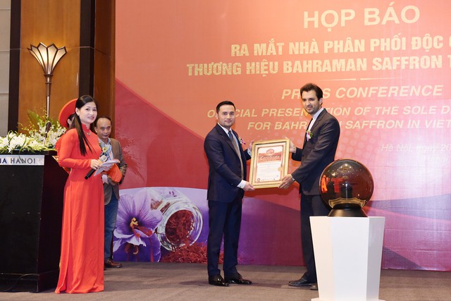 
Đại diện phía Iran trao chứng nhận cho doanh nghiệp Việt Nam.
