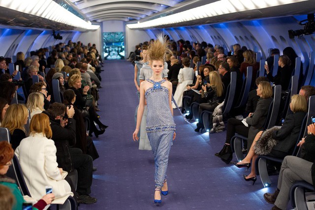 Khung cảnh khoang hành khách hạng nhất của chuyến du hành sang trọng mà Chanel mang đến trong show diễn Haute Couture 2012.
