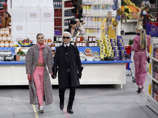 Show diễn Thu/Đông 2014 với bối cảnh trung tâm thương mại của Chanel được các tín đồ thời trang yêu thích.