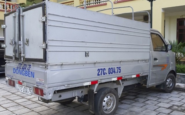 
Chiếc xe tải gây án của Bùi Văn Công tại cơ quan công an.
