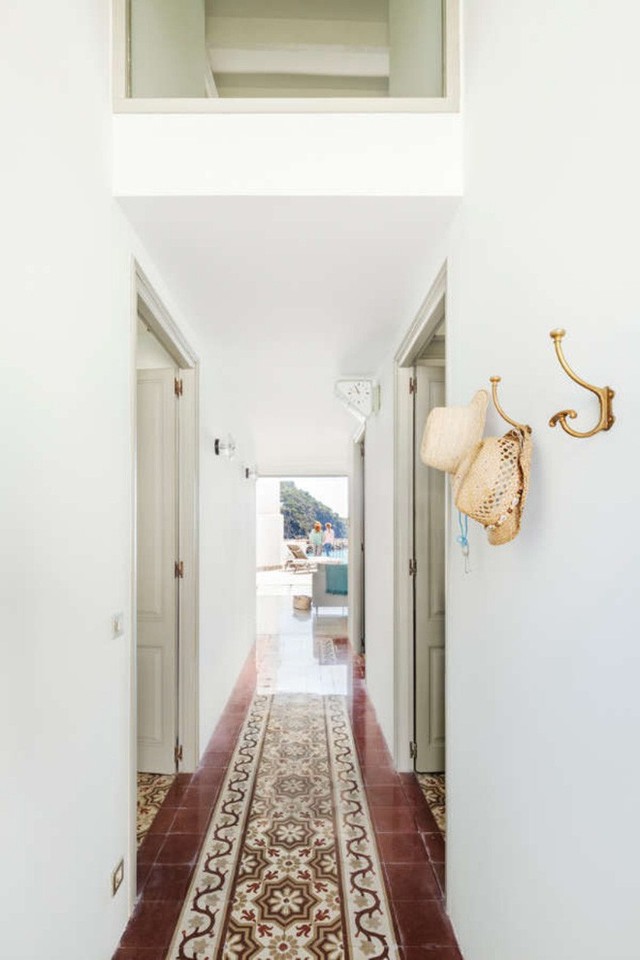 
Lối vào nhà được thiết kế đơn giản với tường và trần màu trắng giúp không gian rộng rãi thênh thang. Gạch ốp với nhiều màu và họa tiết bắt mắt cho lối vào thêm vẻ đẹp nghệ thuật.
