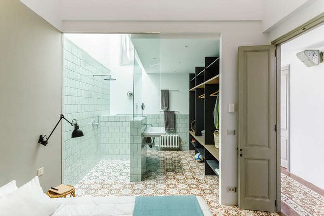 
Phòng tắm liền kề với phòng thay đồ và khu vực nghỉ ngơi. Cách thiết kế vô cùng đặc biệt cho ngôi nhà thêm độc đáo và ấn tượng.
